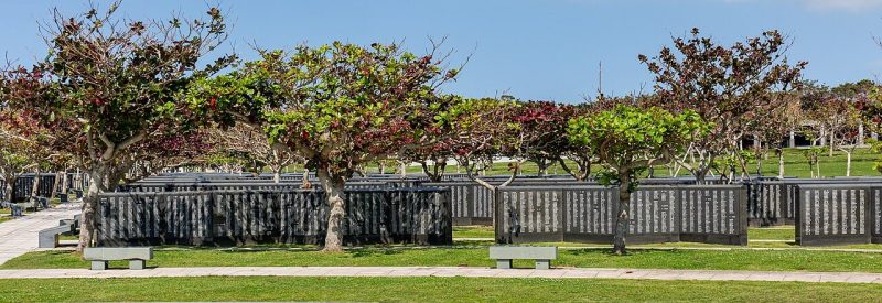 г. Итоман. Парк Мира - главный мемориальный комплекс, посвящённый битве за остров Окинава. На бесчисленных памятных камнях выгравированы имена 240 тысяч погибших.