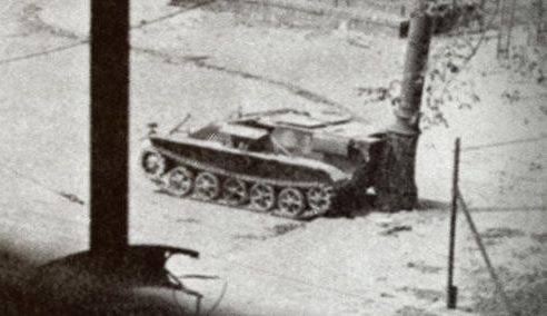 Подбитая танкетка B-IV Ausf.С возле Саксонского сада, Варшава.