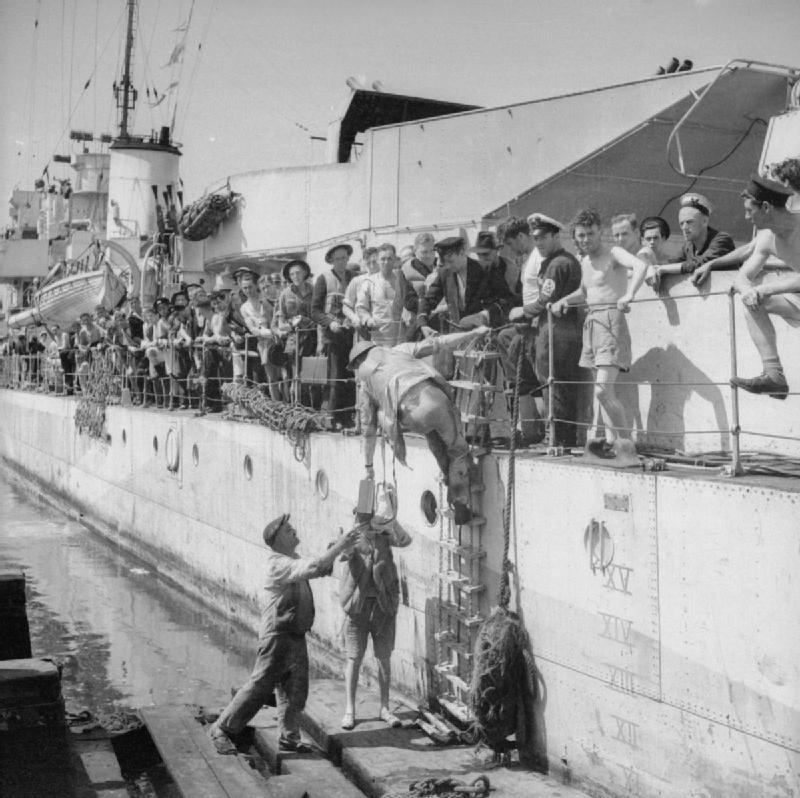 Выжившие моряки с торговых судов высаживаются на берег с корабля HMS Ledbury на Мальте.