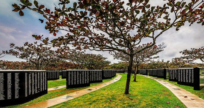 г. Итоман. Парк Мира - главный мемориальный комплекс, посвящённый битве за остров Окинава. На бесчисленных памятных камнях выгравированы имена 240 тысяч погибших.