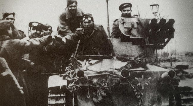 Бойцы Красной армии на трофейной немецкой танкетке «Боргвард» с установкой из шести 88-мм «панцершреков». Берлин, май 1945 года.