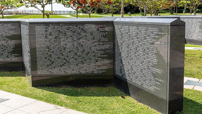 г. Итоман. Парк Мира - главный мемориальный комплекс, посвящённый битве за остров Окинава. На бесчисленных памятных камнях выгравированы имена 240 тысяч погибших.