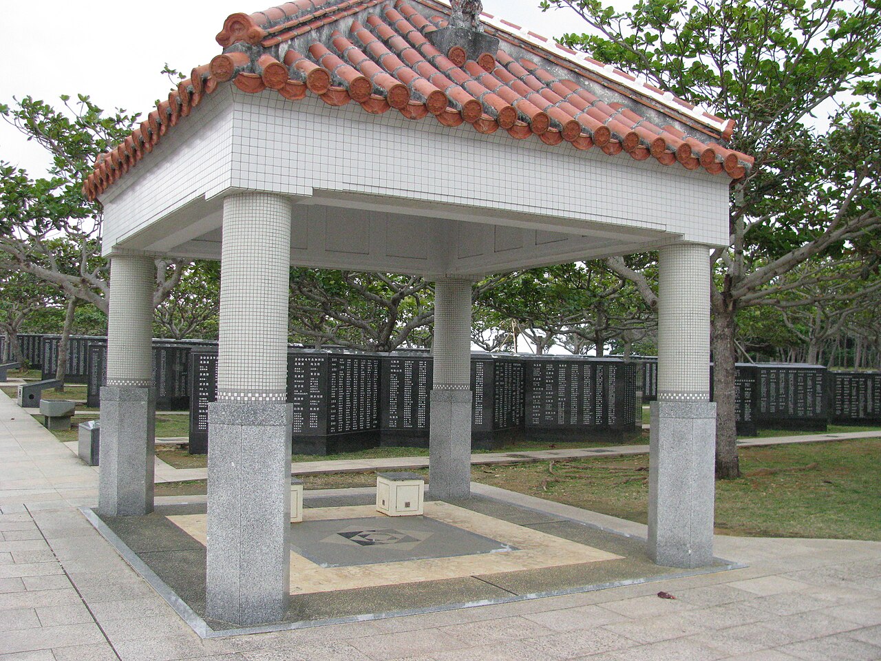 г. Итоман. Парк Мира - главный мемориальный комплекс, посвящённый битве за остров Окинава. На бесчисленных памятных камнях выгравированы имена 240 тысяч погибших.