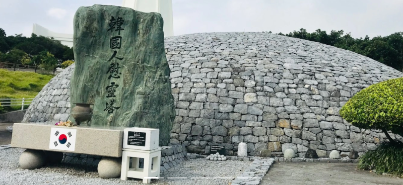 г. Итоман. Парк Мира - главный мемориальный комплекс, посвящённый битве за остров Окинава. На бесчисленных памятных камнях выгравированы имена 240 тысяч погибших.