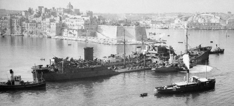 Поврежденный танкер «Огайо» при поддержке эсминцев приближается к Мальте. Август 1942 г.