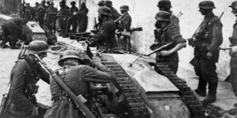 Немецкие солдаты готовят к бою «Голиафы» на улицах Варшавы.