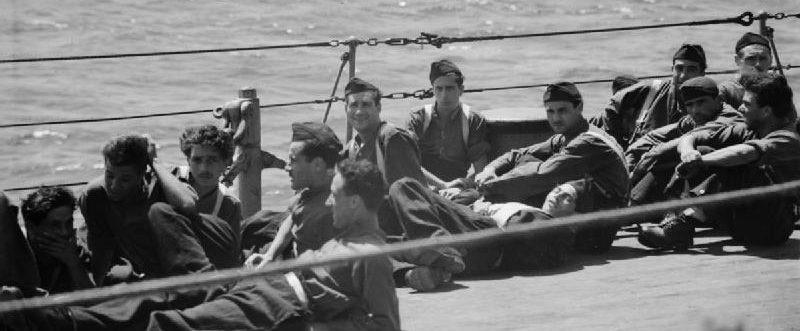 Выжившие итальянские моряки с подлодки «Кобальто» на борту линкора «Итуриэль». Август 1942 г.