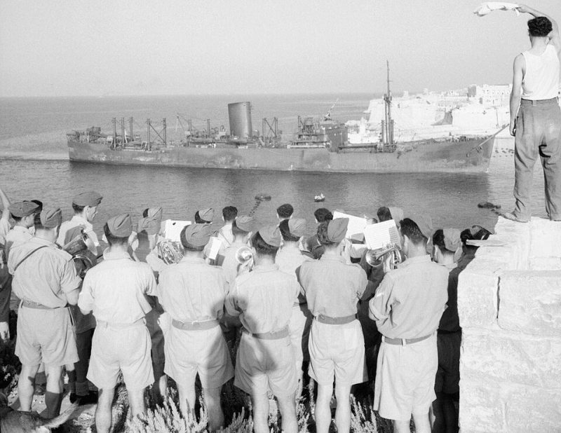 Прибытие первых кораблей на Мальту в Большую гавань Валлетты. Август 1942 г.