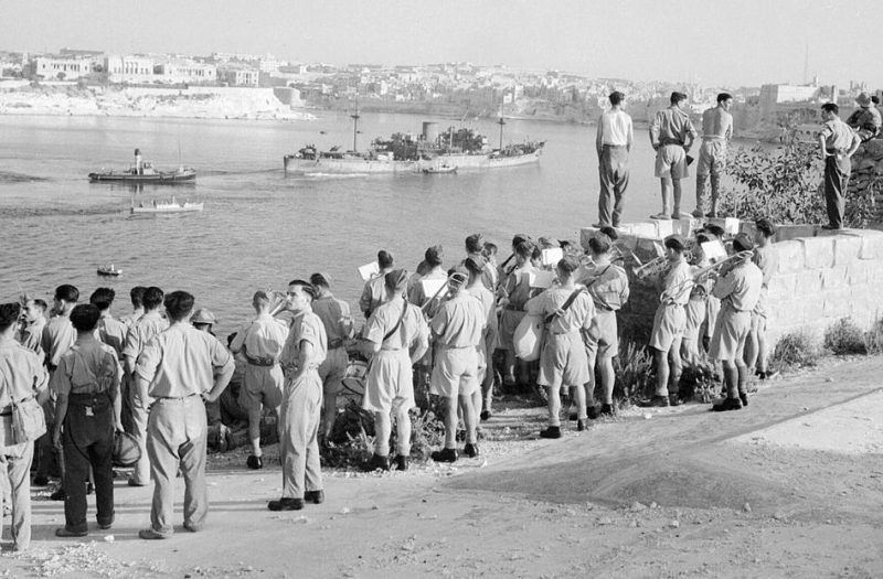Прибытие первых кораблей на Мальту в Большую гавань Валлетты. Август 1942 г.