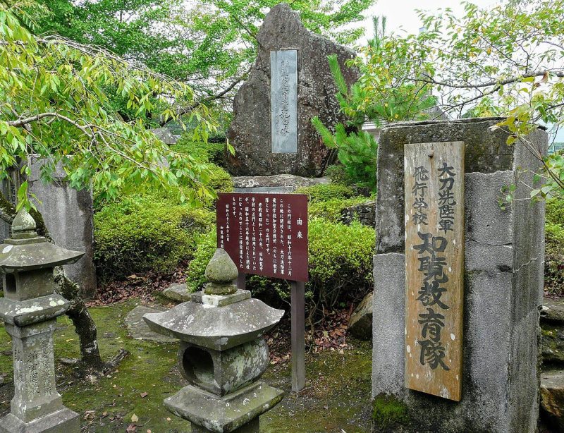 г. Минамикюсю. Памятники в Музее мира для лётчиков-камикадзе.