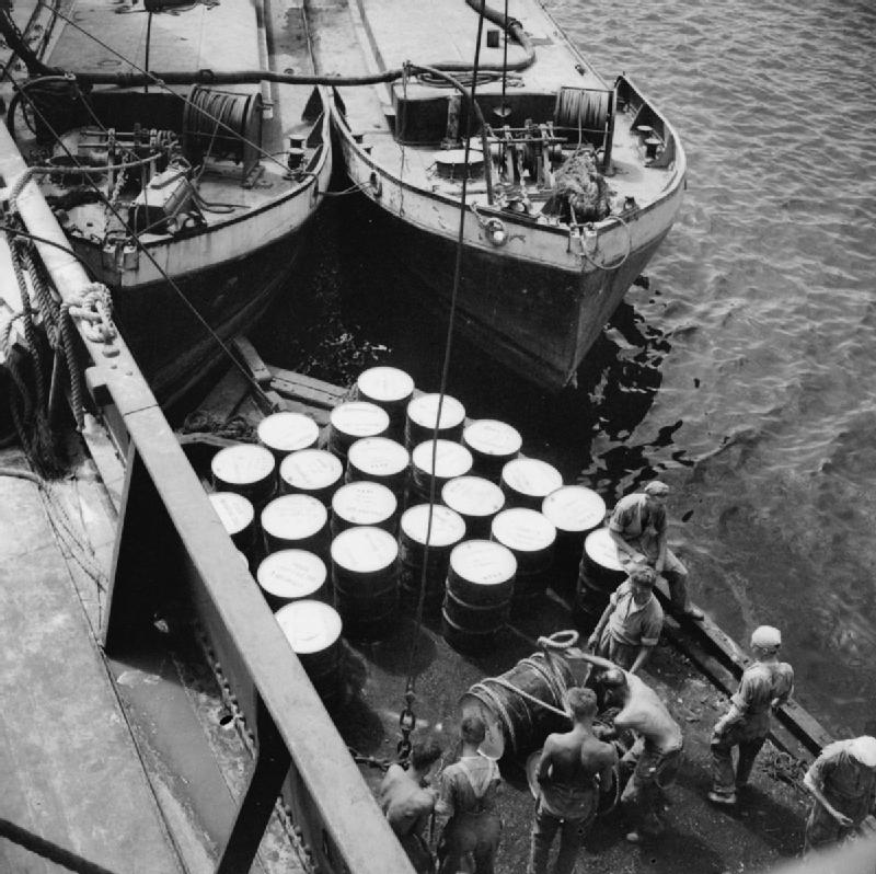 Разгрузка припасов на Мальте: бочки с топливом и растительным маслом разгружаются из трюма одного из торговых судов. Август 1942 г.