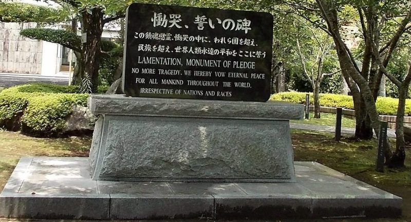 г. Минамикюсю. Памятники в Музее мира для лётчиков-камикадзе.