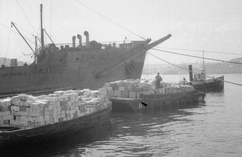 Разгрузка припасов на Мальте. Август 1942 г.