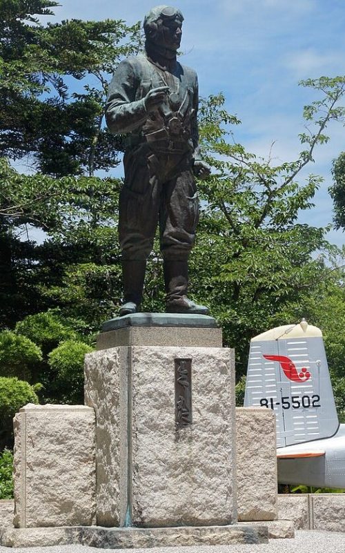 г. Минамикюсю. Памятники в Музее мира для лётчиков-камикадзе.