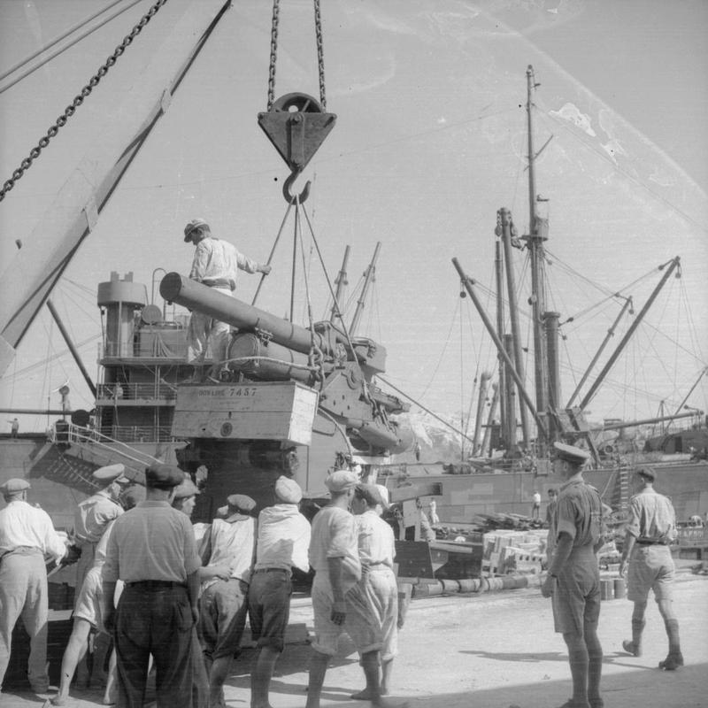 Разгрузка припасов на Мальте. Август 1942 г.