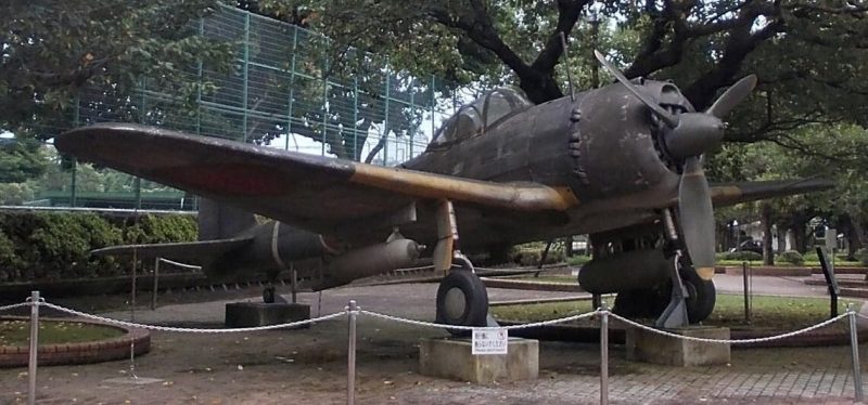 г. Минамикюсю. Памятники в Музее мира для лётчиков-камикадзе.