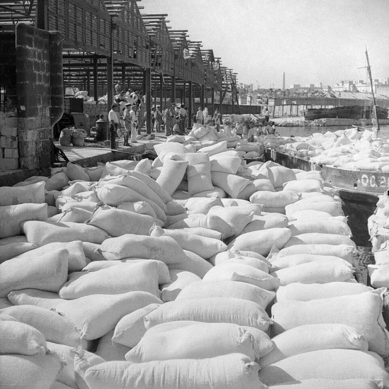 Разгрузка припасов на Мальте. Август 1942 г.