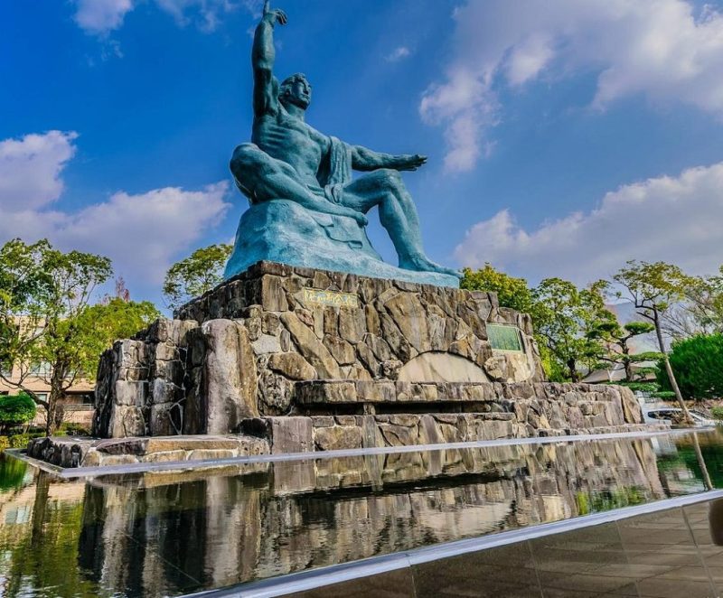 г. Нагасаки. Парк мира, построенный в память об атомной бомбардировке. 