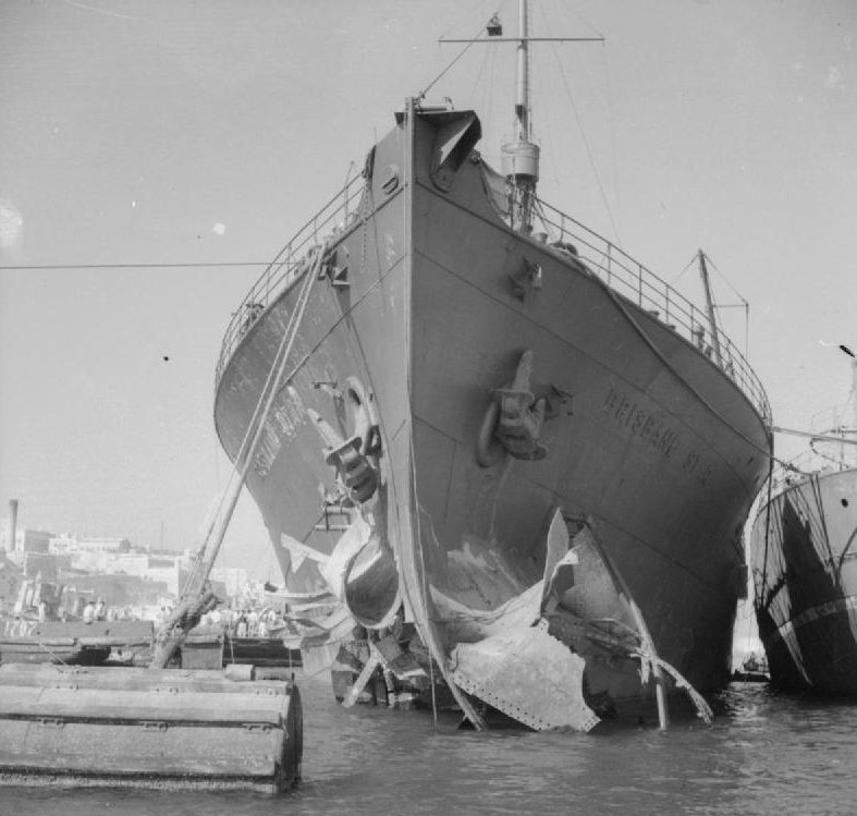 Повреждения правого борта лайнера «Брисбен Стар». Август 1942 г.