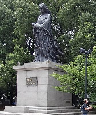 г. Нагасаки. Парк мира, построенный в память об атомной бомбардировке. 