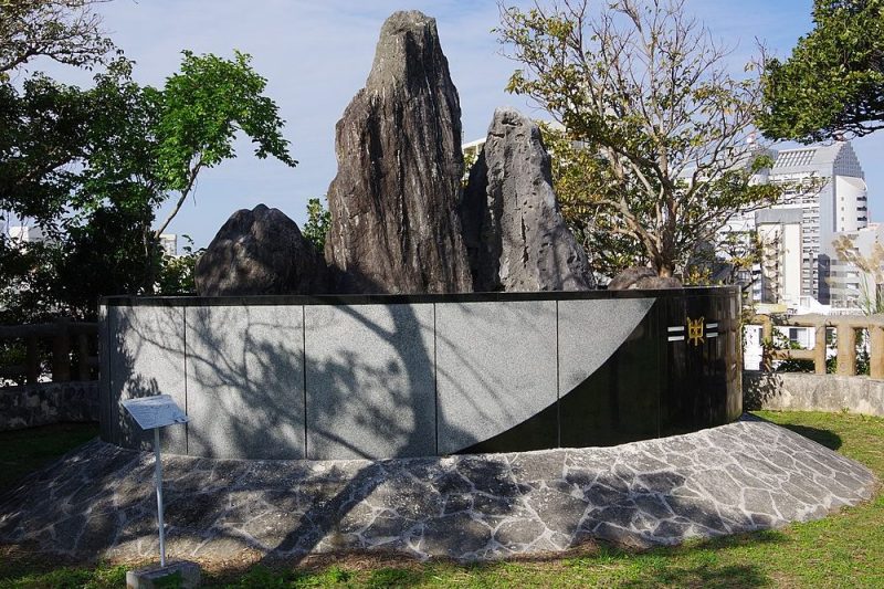 г. Наха. Памятник Ничу-Кэндзи на горе Гусуку.