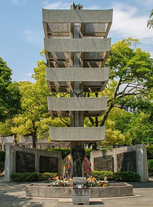 г. Хиросима. Мемориальный парк мира, построенный в память об атомной бомбардировке.