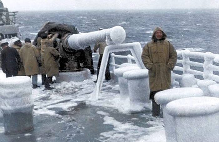 Обледеневший легкий крейсер HMS «Belfast». Конвой JW-54B. Ноябрь 1943 г.
