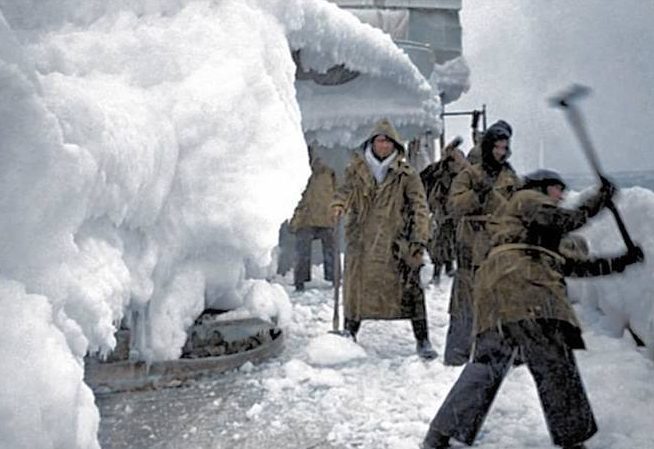 Моряки Арктического конвоя убирают обледеневший корабль. 1943 г.