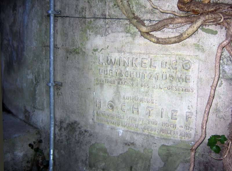 Табличка с данными о фирме-подрядчике на башне в г. Кнапсак. 