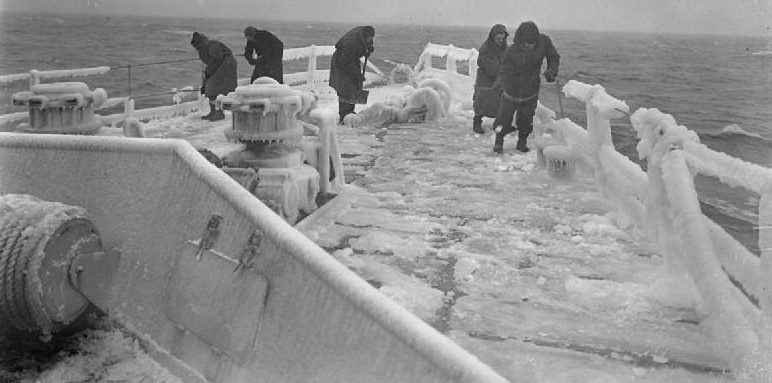 Моряки Арктического конвоя убирают обледеневший корабль. 1943 г.