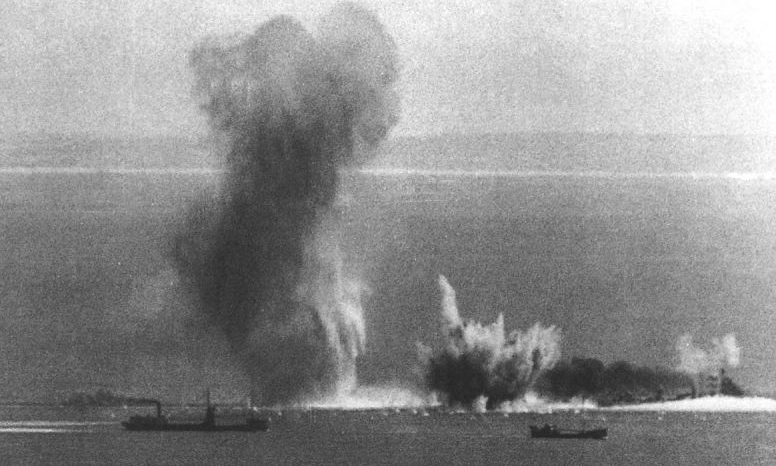 Суда конвоя под бомбами немецких пикирующих бомбардировщиков Юнкерс Ju-87B. 1941 г.