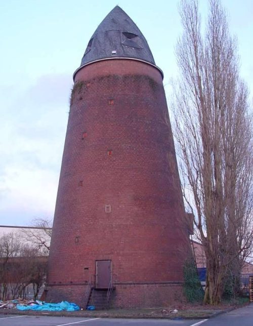 Башня типа 2A в Кельне. Бетонные стены дополнительно облицованы кирпичом, а крыша закрыта металлическими листами. 