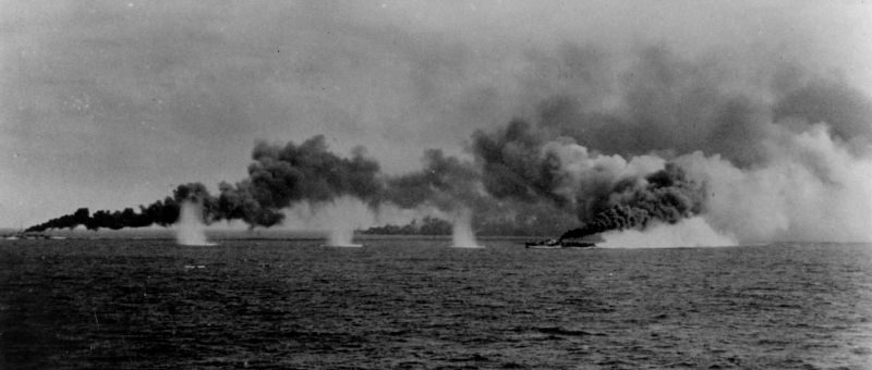 Американский эскортный авианосец USS «Gambier Bay» и корабли эскорта ставят дымовую завесу во время боя у острова Самар. Октябрь 1944 г.