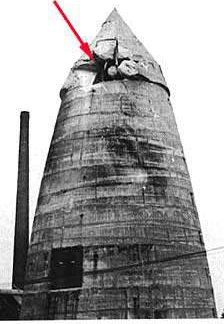 Последствия единственного попадания бомбы в башню. Стрелкой отмечено место попадания и взрыва. 