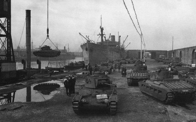 Выгрузка ленд-лизовских танков в Мурманске. 1941 г.