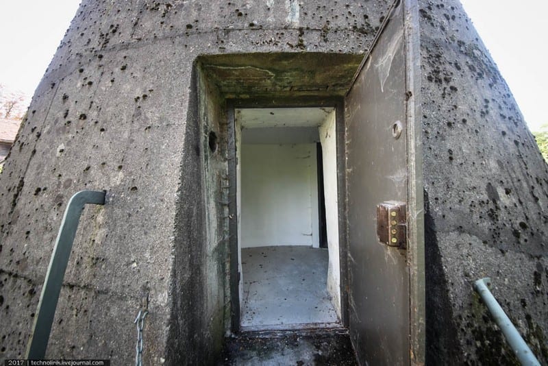 Дверь и гермошлюз башни-музея.