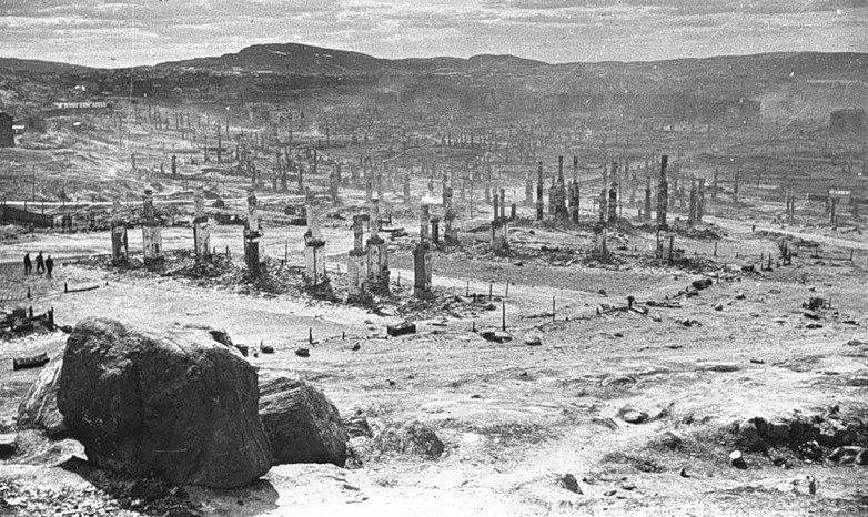 Руины Мурманска после налётов бомбардировщиков Люфтваффе.