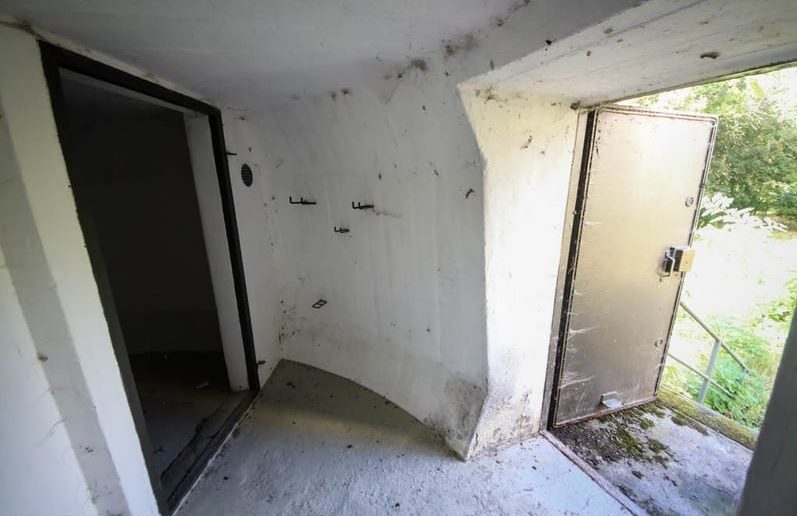 Дверь и гермошлюз башни-музея.