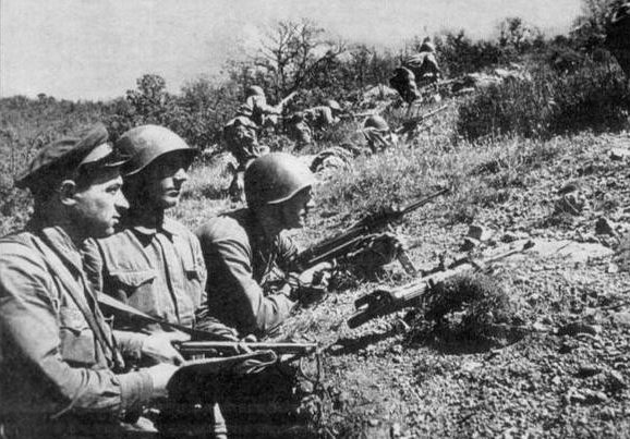 Пистолет-пулеметы МП-38 и МП-40 у личного состава 381 стрелкового полка. 1942 г. 