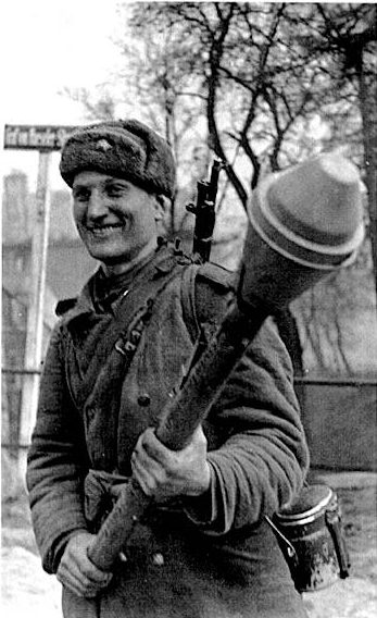 Фаустпатроны у красноармейцев.