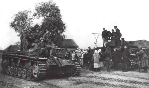 Бойцы Красной Армии на трофейных танках Pz.lll и Pz. IV. Западный фронт. Сентябрь 1941 г.