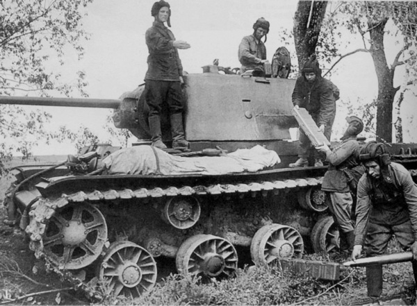 Загрузка боеприпасов в танк КВ-1.